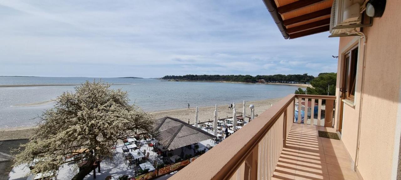 Apartments Mark - 10 M From Sea Medulin Exterior photo